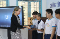 Ms. Mary Tarnowka, the US Consul General in HCM City visiting Can Tho University